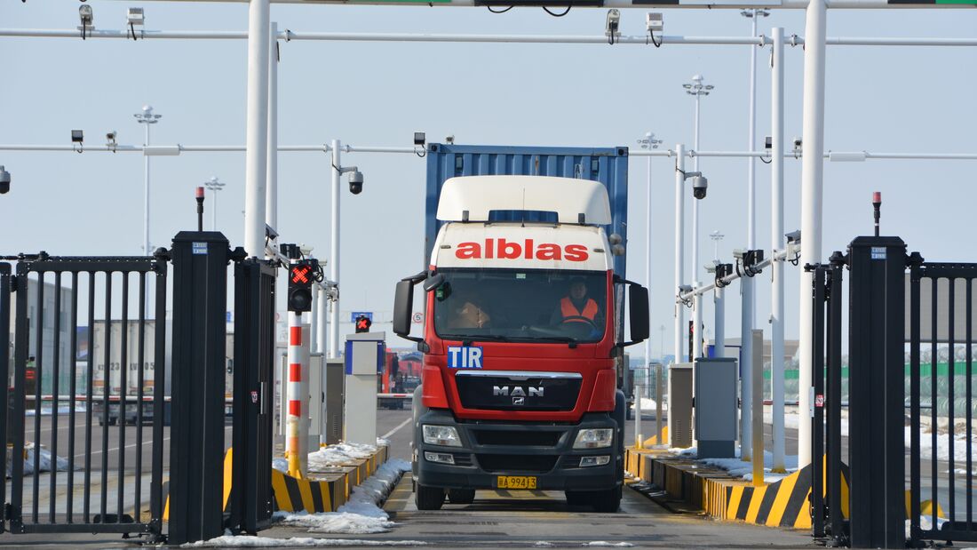 Erster TIR-Lkw von Europa nach China