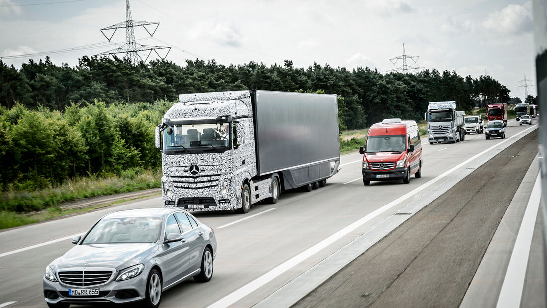 Vernetzter Lkw fährt komplett autonom