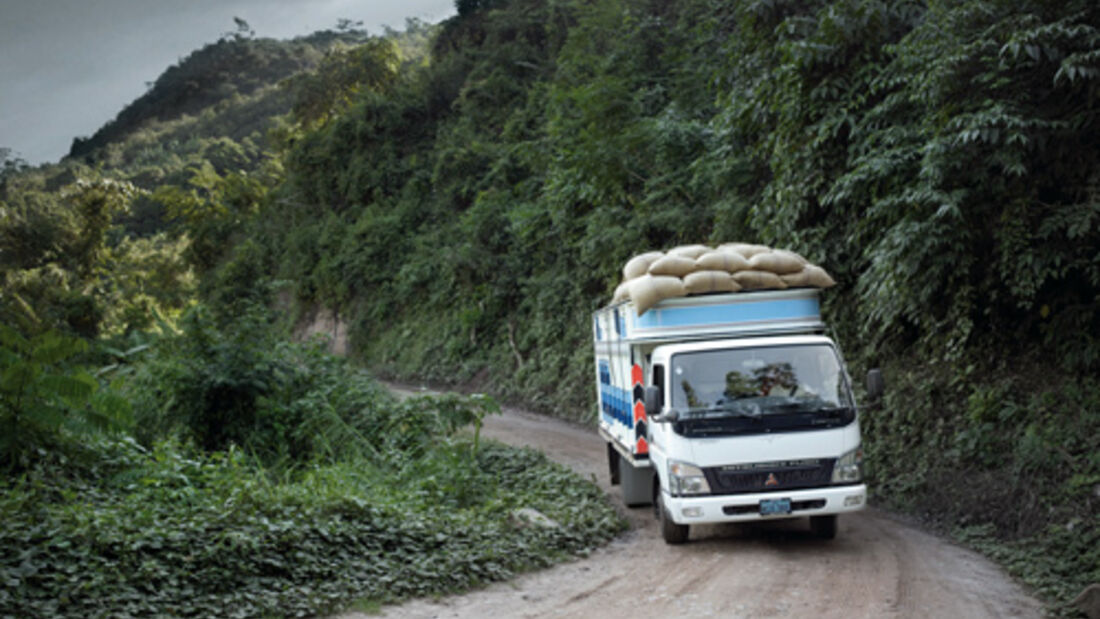 Daimler Trucks spendet 20 Fuso Canter Lkw für Hilfsleistungen in das Erdbebengebiet von Haiti