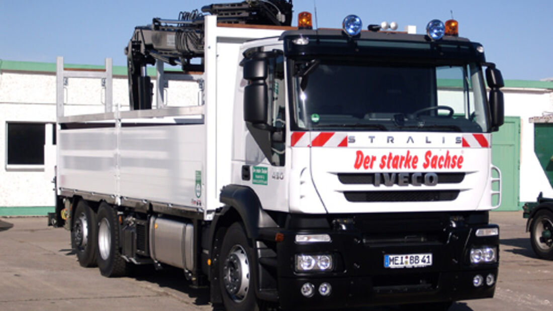 Stralis Dreiachser mit Ladekran und Baustoffpritsche