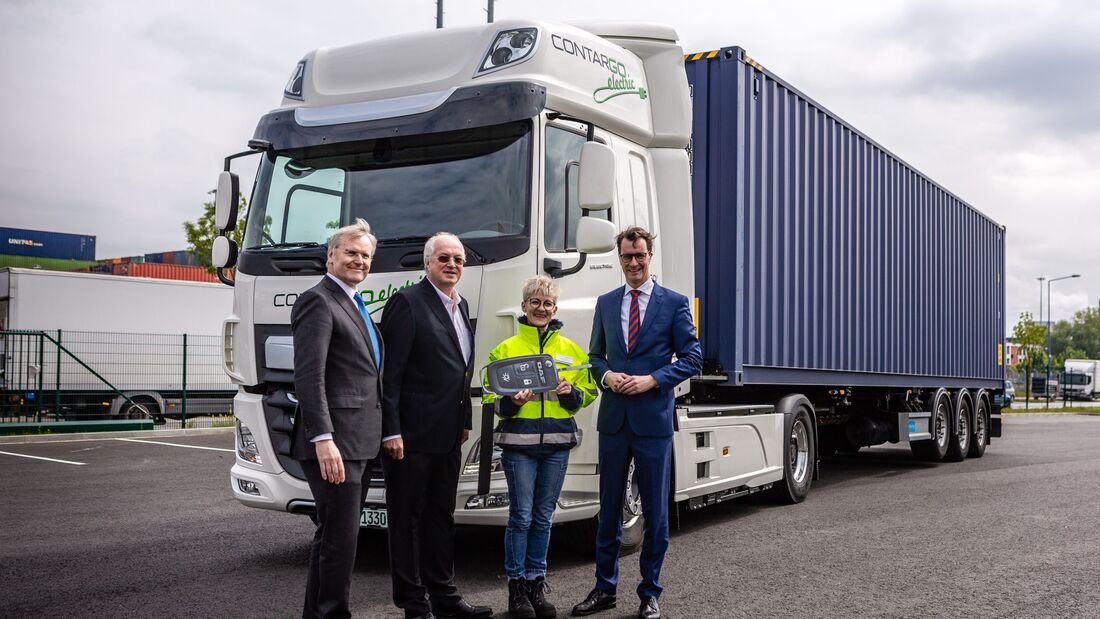 DAF überreicht zwei CF Electric