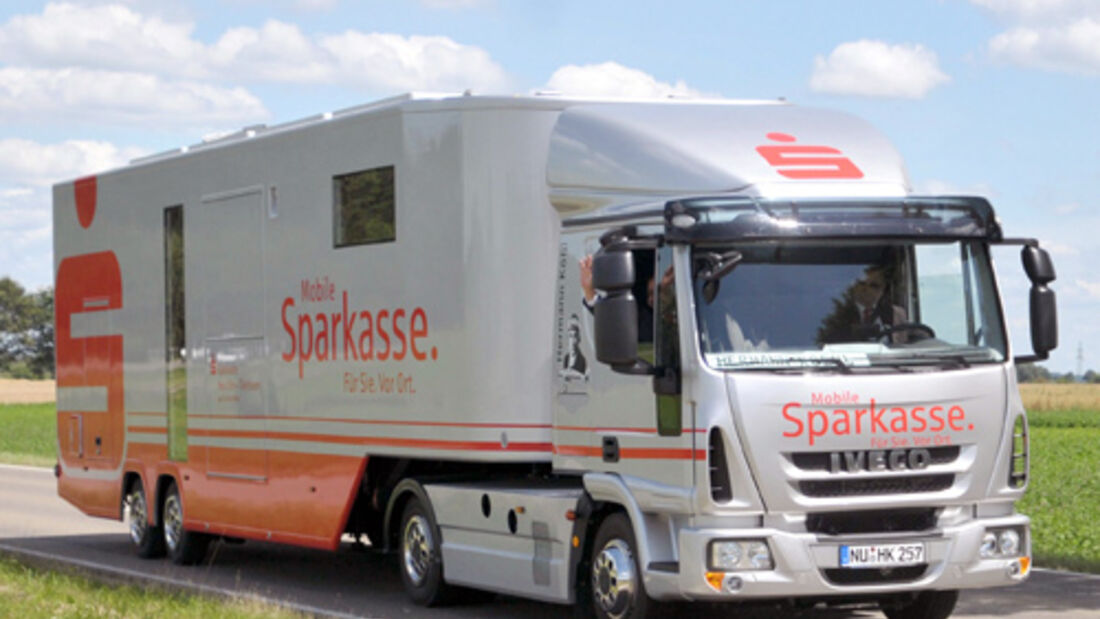 Eurocargo-Sattelzug als mobile Sparkassen-Filiale