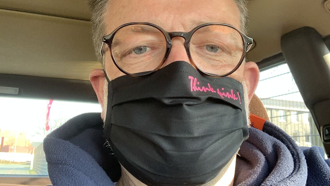 Schwarze Masken für die Fahrer