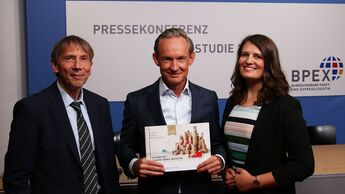 v. l. n. r. Dr. Klaus Esser (Autor der KEP-Studie 2024, KE-CONSULT Kurte&Esser GbR), Marten Bosselmann (Vorsitzender, Bundesverband Paket- und Expresslogistik), Elena Marcus-Engelhardt (Leiterin Kommunikation und Politik, Bundesverband Paket- und Expresslogistik)