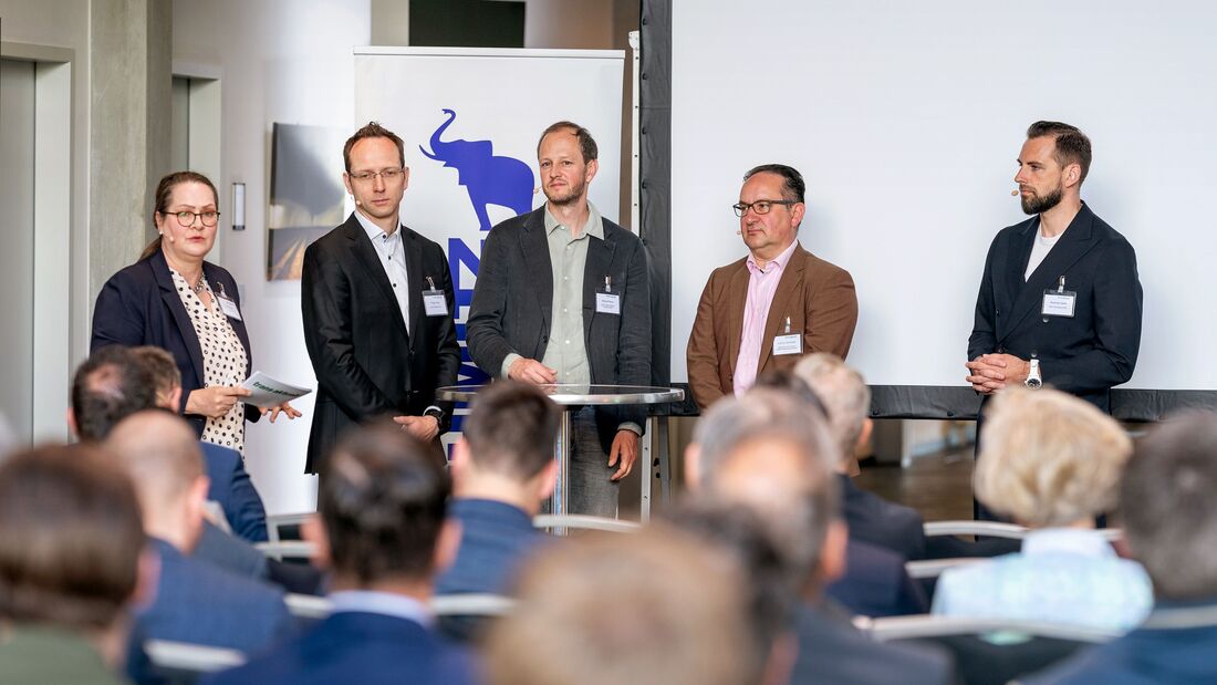 v. li.: Ilona Jüngst, Chefredakteurin trans aktuell, EuroTransportMedia Verlags- und Veranstaltungs-GmbH, Philipp Thiele, Geschäftsführender Gesellschafter, Johann Mader GmbH, Michael Peters, Business Development Director Central Europe, GXO Logistics 