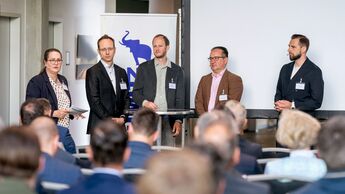 v. li.: Ilona Jüngst, Chefredakteurin trans aktuell, EuroTransportMedia Verlags- und Veranstaltungs-GmbH, Philipp Thiele, Geschäftsführender Gesellschafter, Johann Mader GmbH, Michael Peters, Business Development Director Central Europe, GXO Logistics 