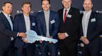 von links: Dr. Stefan Brucker (Geschäftsführer Spedition Brucker), Arno Brucker (Geschäftsführer Spedition Brucker), Fabio Kirchgeßner, Head of Business Development BTS bei Panattoni, Richard Arnold (Oberbürgermeister Schwäbisch Gmünd) und Thomas Zeller, Bosch Automotive Steering. 